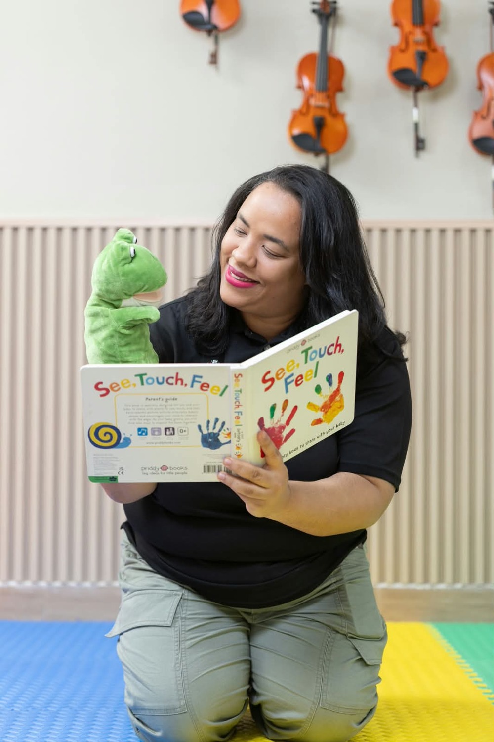 Mariel compartiendo un libro infantil y una marioneta